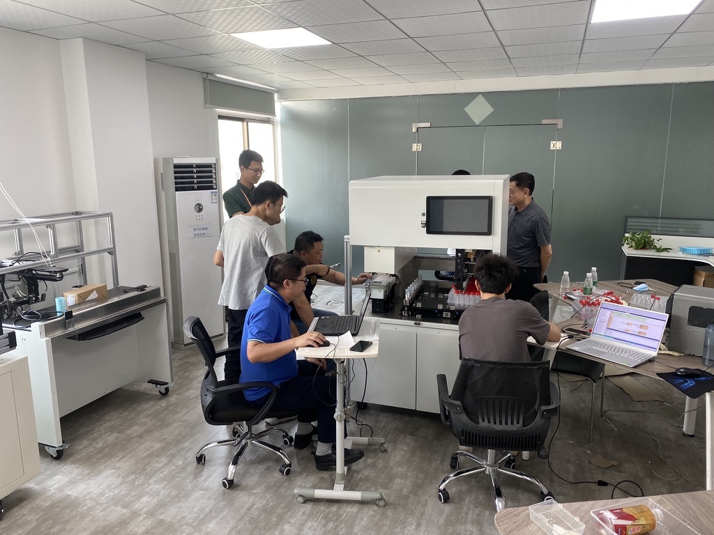 售后团队围绕实验室自动化设备与软件系统开展现场问题处理和项目复盘